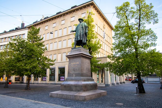 1 Hour Express Walk of St. Gallen with a Local - Meeting the figure behind the Vadian Monument