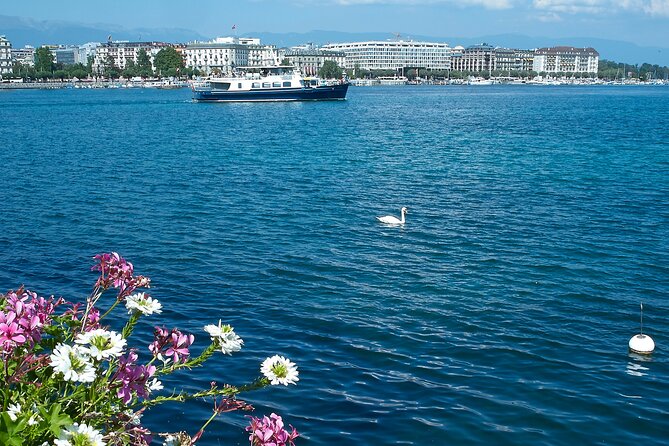 Audioguided sightseeing cruise of Geneva - Leaving Quai du Mont-Blanc and stopping at Jardin Anglais