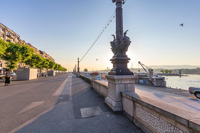Best Intro Tour of Geneva with a Local - Starting at the National Monument and the cathedral