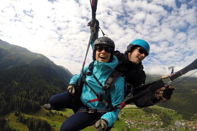 Davos Absolutely Free Flying Paragliding Tandem Flight 1'000 Meters High - From Davos Platz to the Jakobshorn Launch Site
