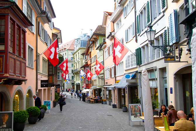 Explore Zurich in 60 minutes with a Local - Münsterbrücke and the river crossing