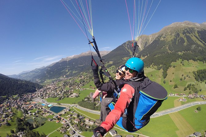 Klosters Tandem Paragliding Flight from Gotschna - Choosing between a gentle glide and extra maneuvers