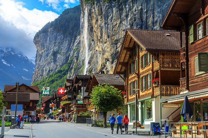 Mountain Majesty: Small Group Tour to Lauterbrunnen and Mürren - The cable car to Grütschalp changes the view