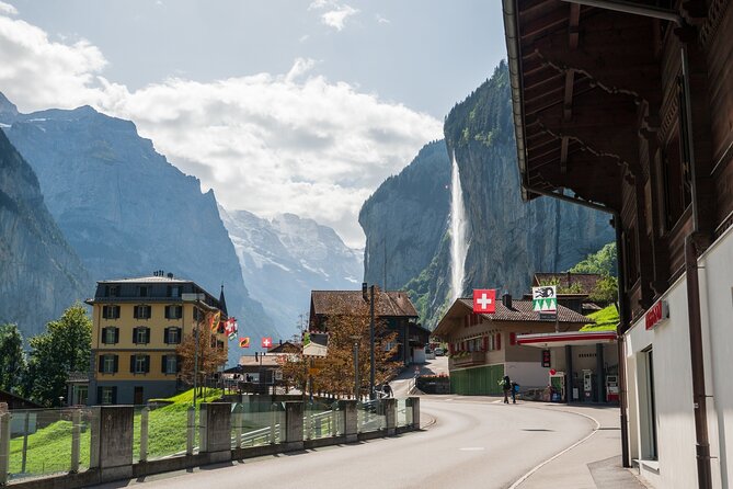 Mountain Majesty: Small Group Tour to Lauterbrunnen and Mürren - The return to Interlaken and the crowd issue