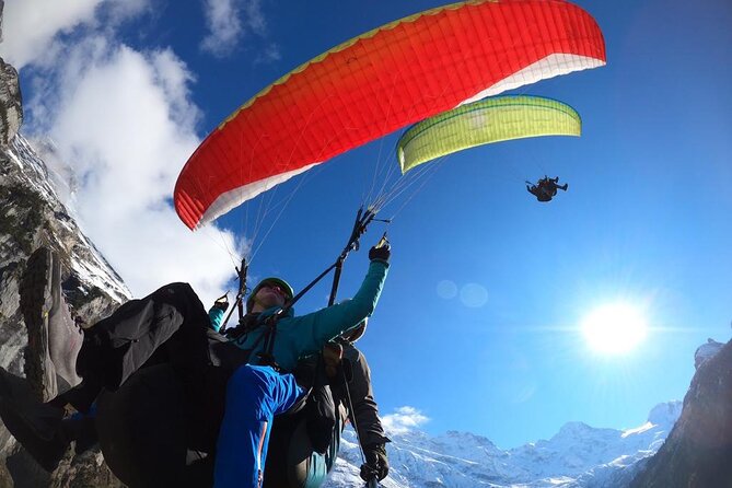 Mürren: Paragliding over the Lauterbrunnen Valley - Gliding over the U-shaped valley