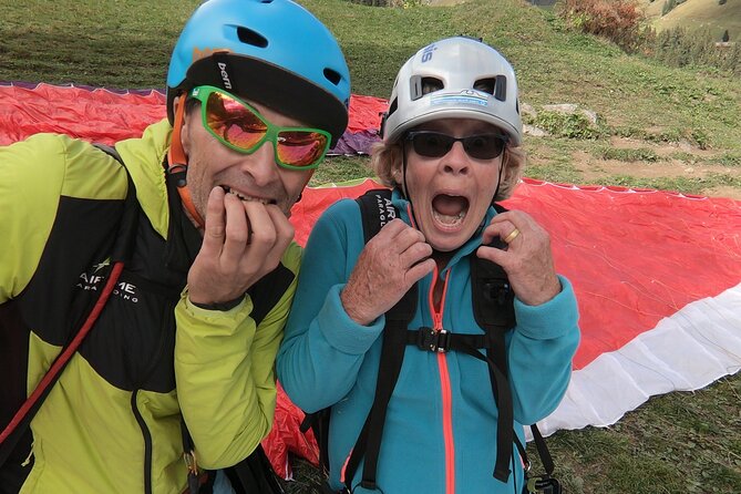 Mürren: Paragliding over the Lauterbrunnen Valley - Landing beside the Schilthornbahn