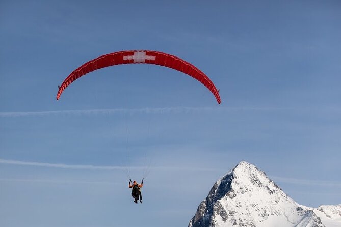 Mürren: Paragliding over the Lauterbrunnen Valley - Meeting the pilots and preparing for takeoff