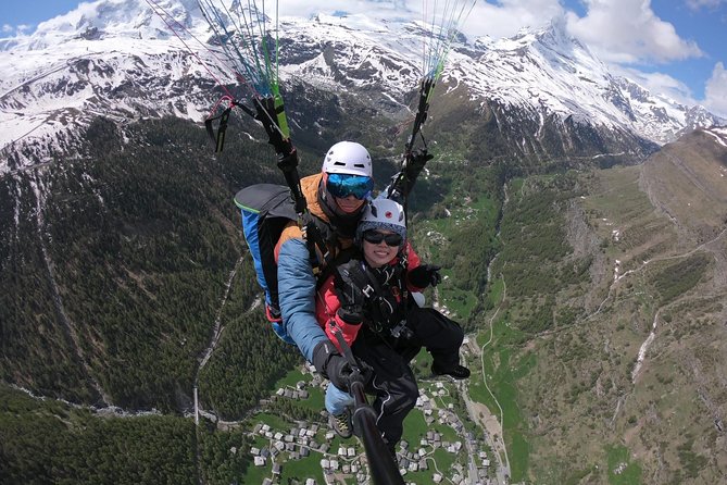 Paragliding mountain flight - Matterhorn views from a new angle