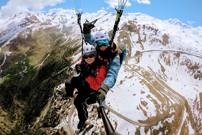 Paragliding mountain flight - Meeting in central Zermatt