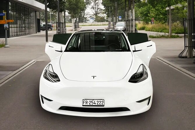 Private Arrival Transfer: from Zurich Airport to Bern City - Family travel and winter equipment