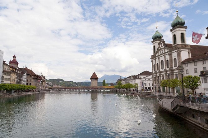 Private Classic Lucerne City Walk - Crossing the Reuss at Reussbrücke