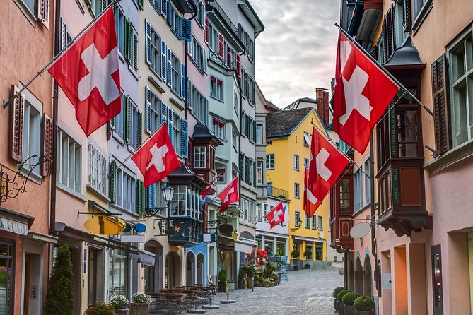 Private Tour of Zurich in 60 minutes with a Local - Crossing the Limmat with the city moving around you