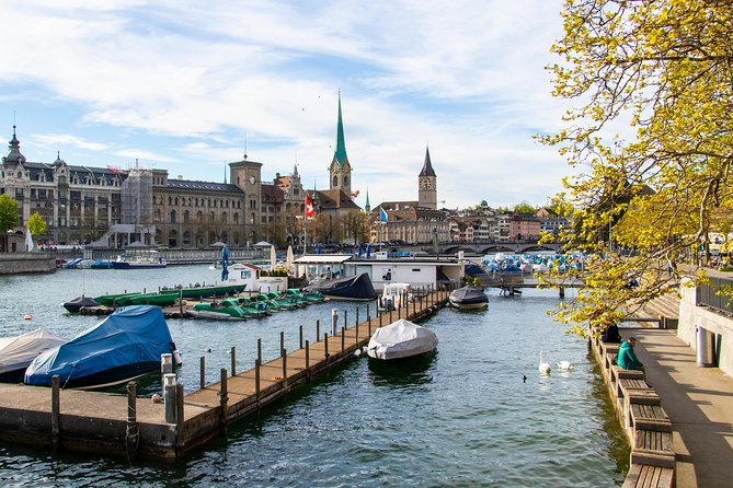 Private Tour of Zurich in 60 minutes with a Local - Pastel shutters, flags, and old-town character