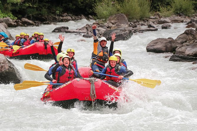 River Rafting Lütschine in Bernese Oberland - Getting dressed for glacial water