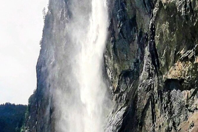 Waterfall Lauterbrunnen CLOY Pier Iseltwald Interlaken Private - The return route: bridges, villages and skydivers