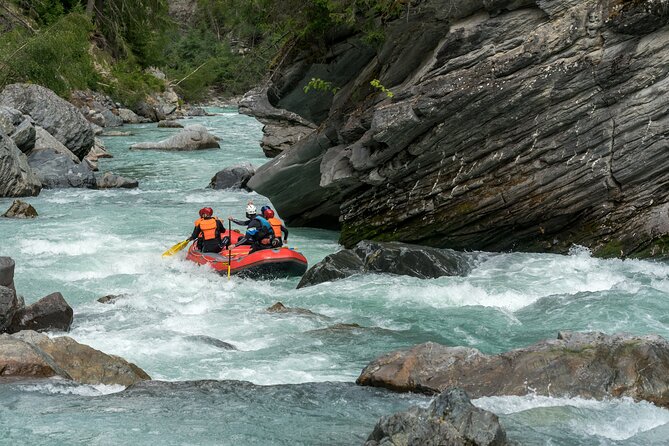 Whitewater Action Rafting Experience in Engadin - The first stretch teaches you how to work as a crew