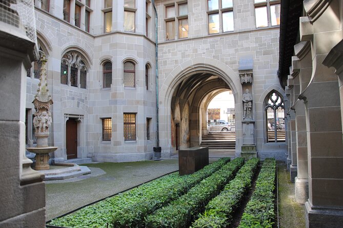 Zurich 360° City Walk Tour Including Hidden Spots - Lake Zurich and a small Swiss tasting