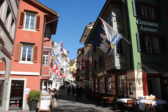 Zurich 360° City Walk Tour Including Hidden Spots - Lindenhof Hill and the city’s earliest chapter